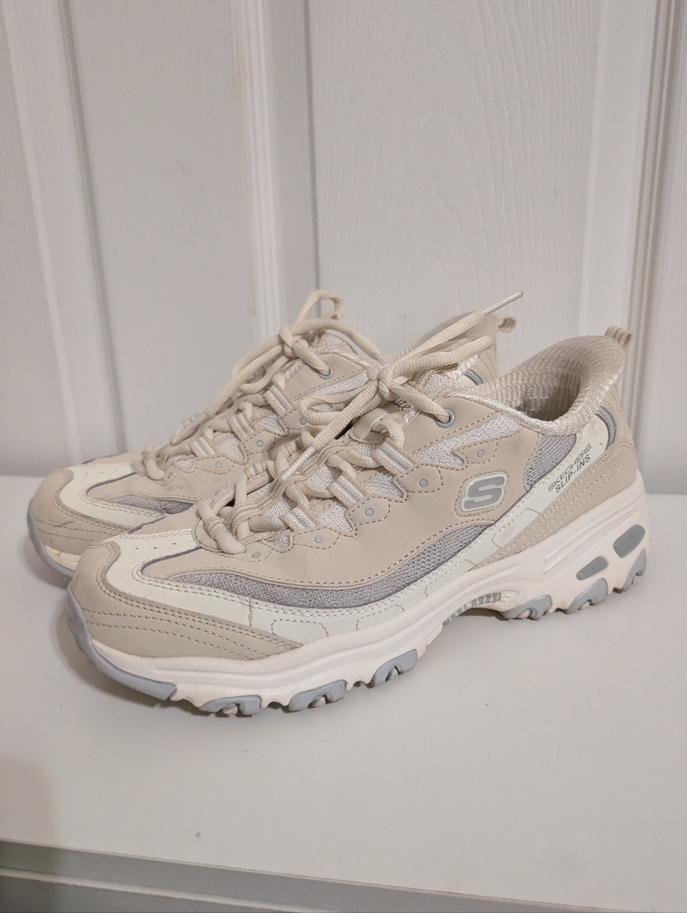 Skechers Womens D'lites Smooth Nostalgia Size 9 Ivory Athletic Shoes Sneakers